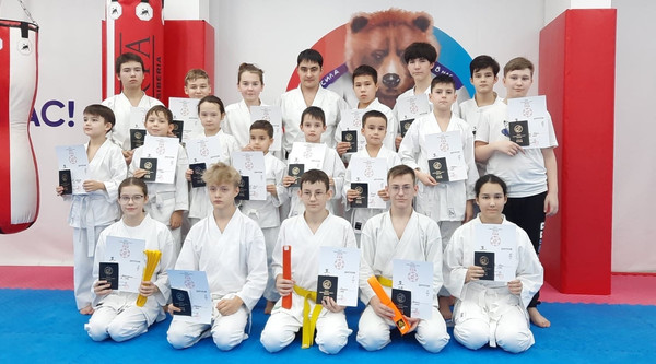 Воспитанники Романа Кирилова сдали экзамены на очередные цветные пояса по каратэ